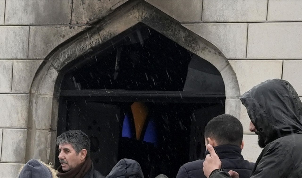 Filistin topraklarında alçak saldırı: Cami girişini ateşe verdiler