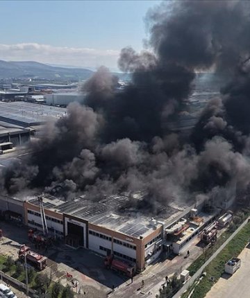 Manisa’da şekerleme fabrikasında yangın çıktı