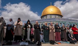 İsrail’in engellemelerine rağmen 100 bin Filistinli ramazanın ikinci cuma namazını Mescid-i Aksa’da kıldı