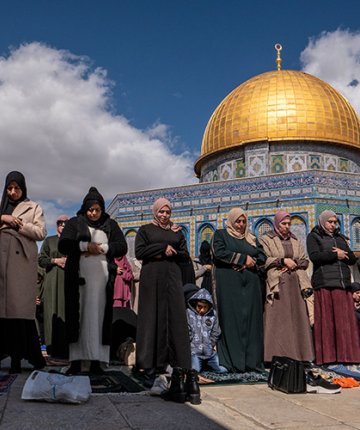 İsrail’in engellemelerine rağmen 100 bin Filistinli ramazanın ikinci cuma namazını Mescid-i Aksa’da kıldı