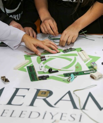 Meram’da çocuklar geleceği sanata dönüştürüyor 
