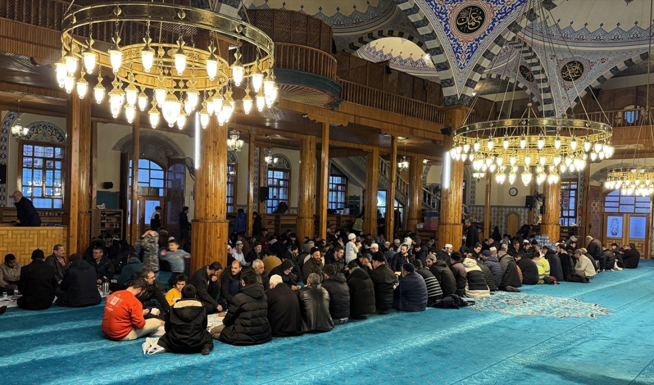 Konya’da ümmet iftarı geleneği! Binlerce kişi aynı sofrada
