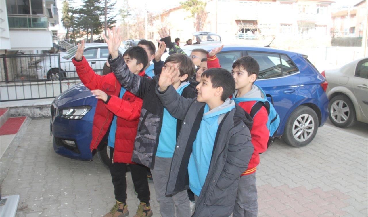 Konya’da harçlıklarını biriktirdiler, engelli vatandaşa akülü araç aldılar