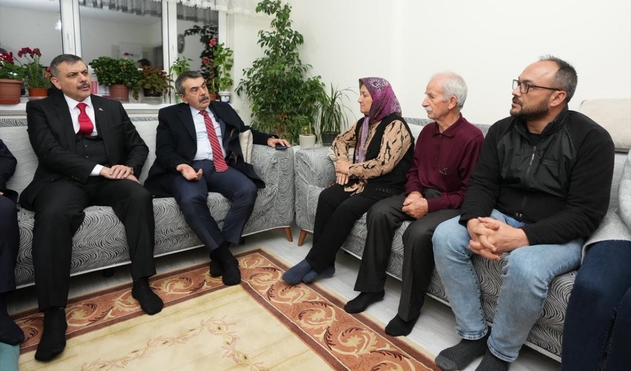 Bakanlar Konya’da öldürülen öğretmen Fatma Nur Çelik’in ailesini ziyaret etti