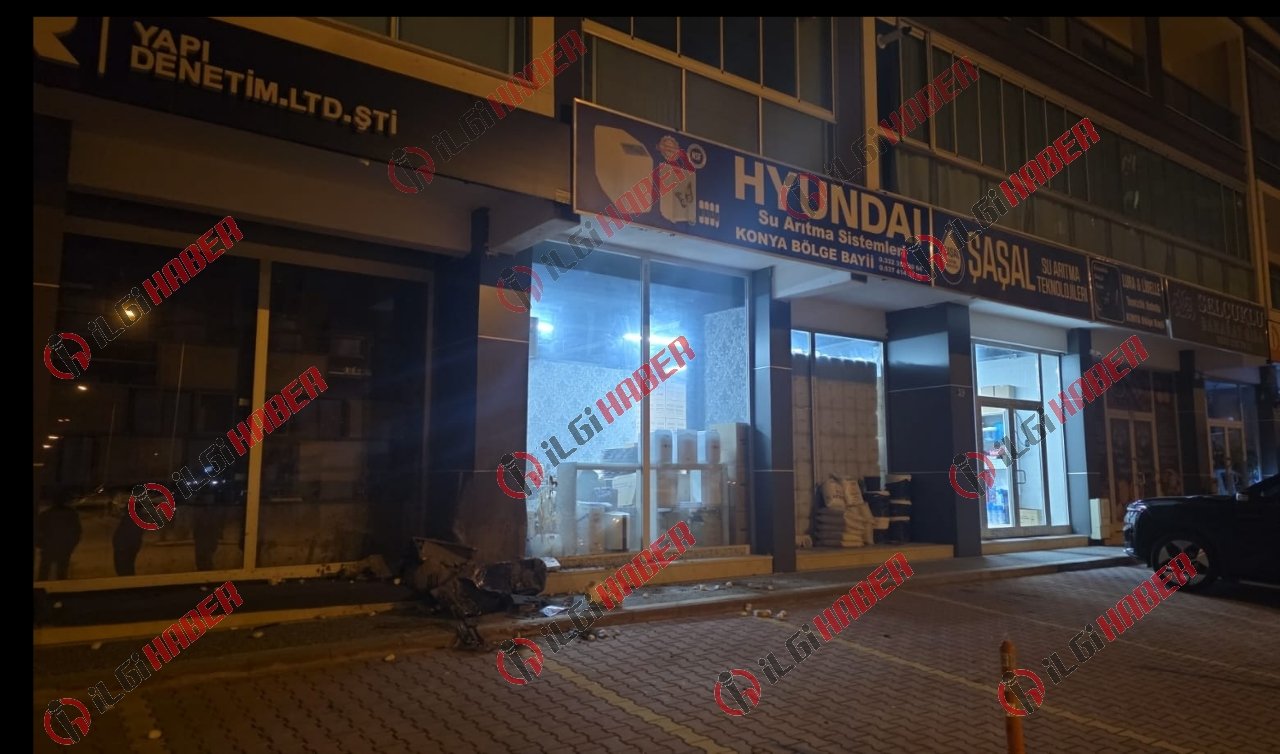 Konya’da gece yarısı kaza: Otomobil iş yerine daldı