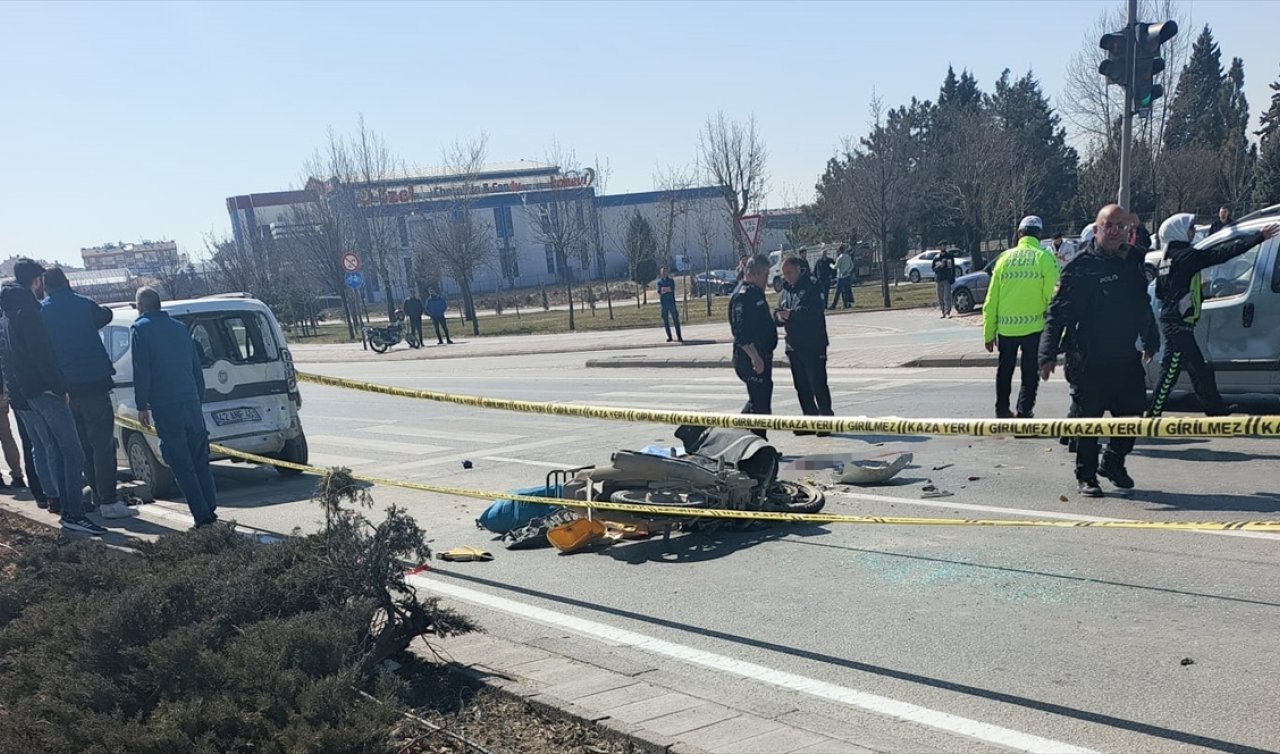 Konya’da hafif ticari araca çarpan motosikletli kurye öldü