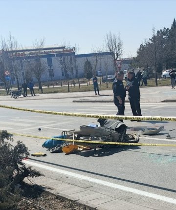 Konya’da hafif ticari araca çarpan motosikletli kurye öldü