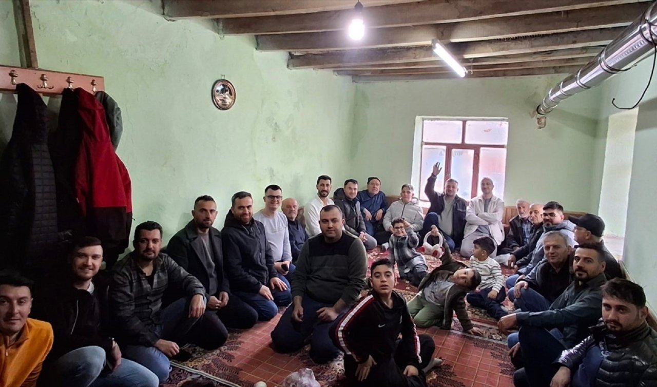 Beyşehir’de vatandaşlar köy odalarında bayramlaşıyor