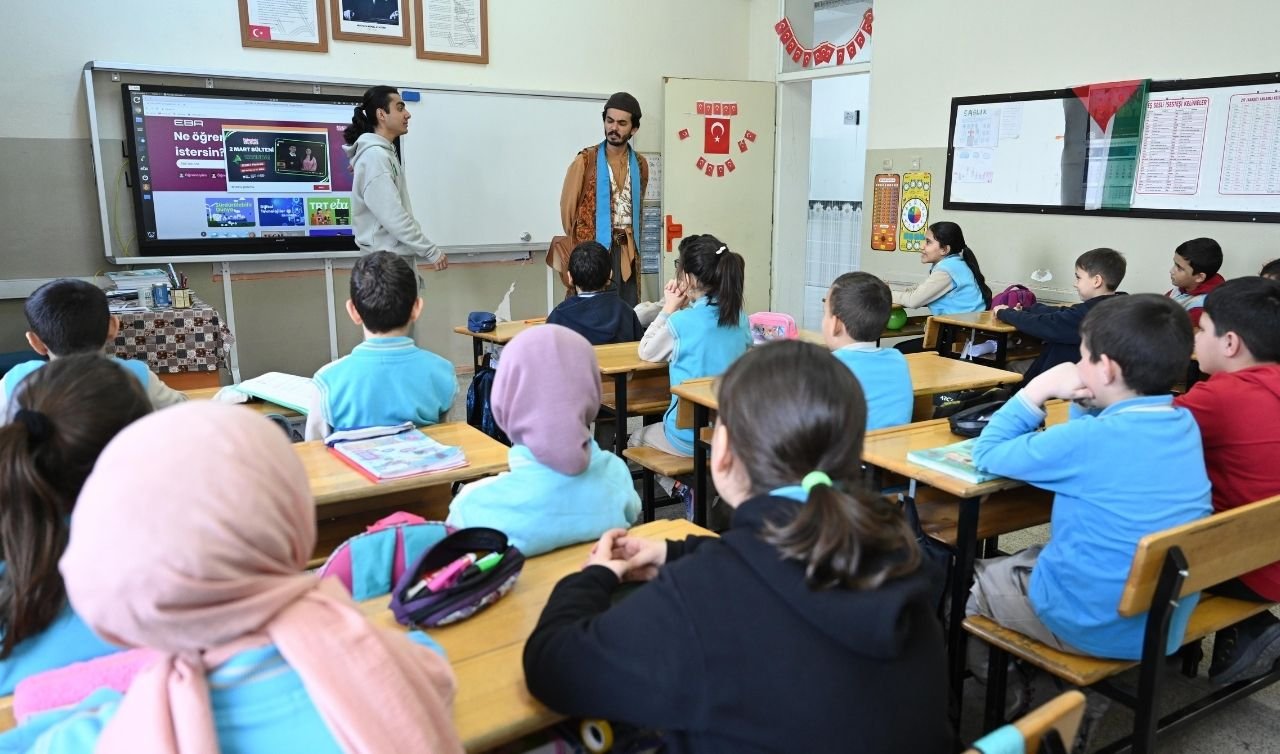 Konya’da öğrencilere büyük sürpriz: “Çat Kapı” tiyatro sınıfa girdi