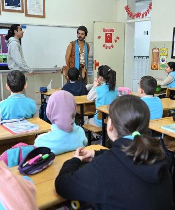Konya’da öğrencilere büyük sürpriz: “Çat Kapı” tiyatro sınıfa girdi