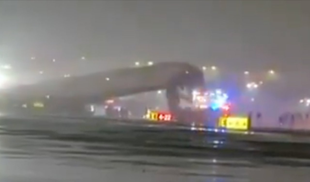 ABD’nin New York kentinde uçak iniş sırasında itfaiye aracına çarptı