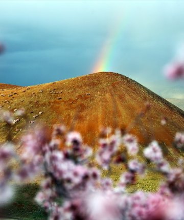 Meke Krater Gölü’nde bahar güzelliği