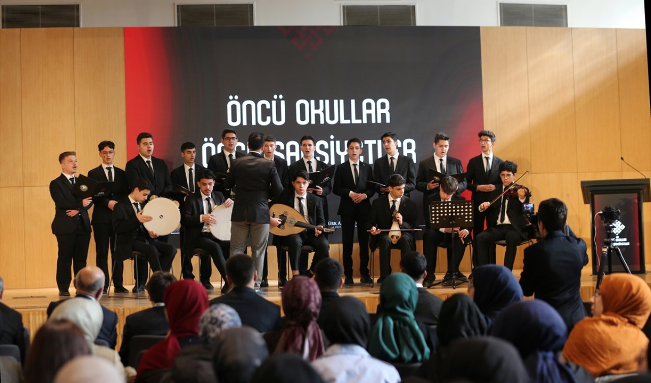  Meslek lisesi öğrencileri, geleneksel ve çağdaş tasarımı buluşturan koleksiyonla uluslararası ayakkabı fuarına katıldı