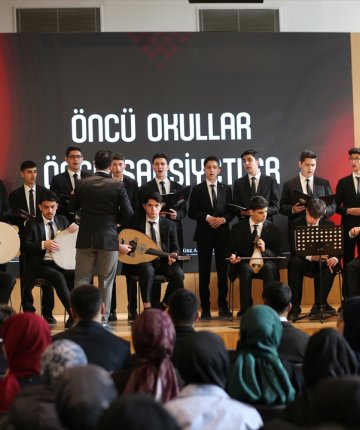  Meslek lisesi öğrencileri, geleneksel ve çağdaş tasarımı buluşturan koleksiyonla uluslararası ayakkabı fuarına katıldı