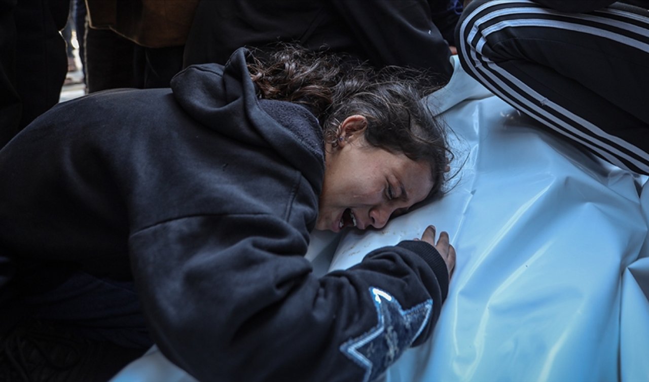 Gazze’de Filistinli kız, İsrail saldırısında ölen babasının naaşı başında “uyan baba“ diye gözyaşı döktü