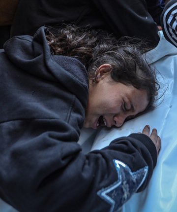 Gazze’de Filistinli kız, İsrail saldırısında ölen babasının naaşı başında “uyan baba“ diye gözyaşı döktü