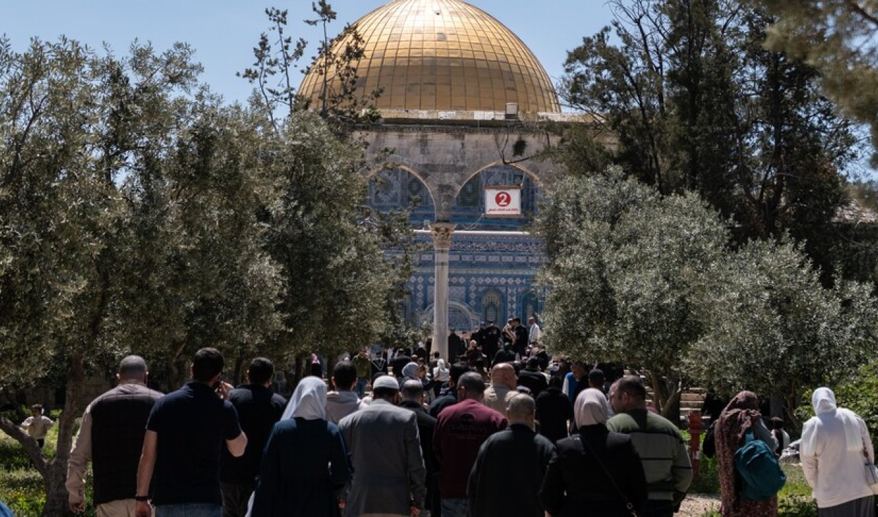 Mescid-i Aksa hasreti sona erdi! Filistinliler cuma namazı için Aksa’ya akın etti