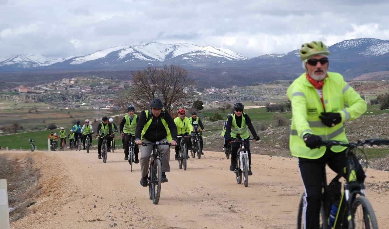 Bisiklet tutkunları Konya’da buluştu: 55 kilometrelik doğa parkurunda büyük heyecan