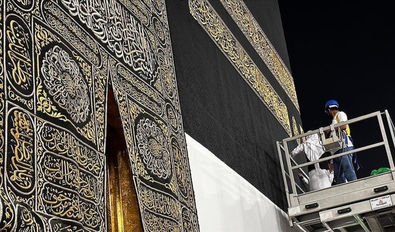 Kabe’nin örtüsü, her yıl hac mevsiminde yapılan uygulama kapsamında 3 metre yukarı kaldırıldı