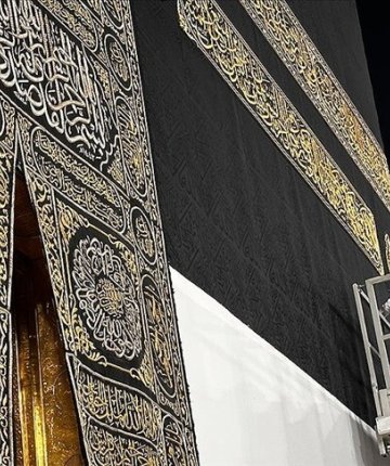 Kabe’nin örtüsü, her yıl hac mevsiminde yapılan uygulama kapsamında 3 metre yukarı kaldırıldı