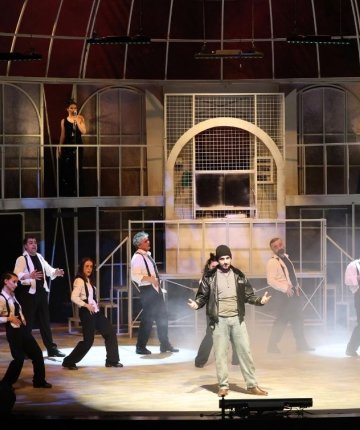 Konya Şehir Tiyatrosu ’’Kafesten bir kuş uçtu’’ adlı tiyatro oyununu ilk kez sahneledi