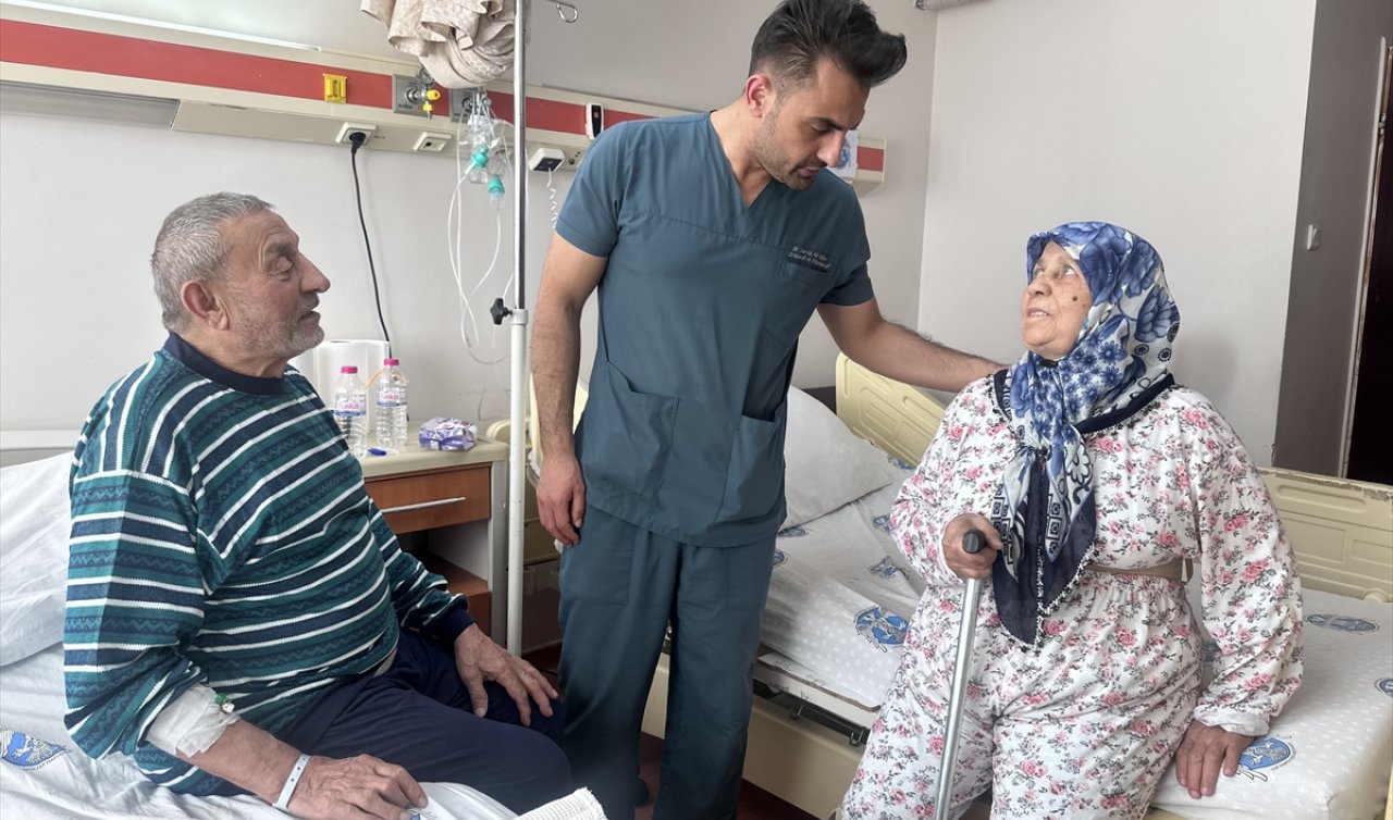Konya’da yaşlı çift aynı gün ameliyat edildi, birlikte yürümeye başladı