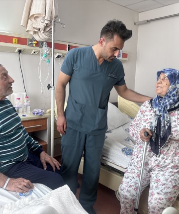 Konya’da yaşlı çift aynı gün ameliyat edildi, birlikte yürümeye başladı