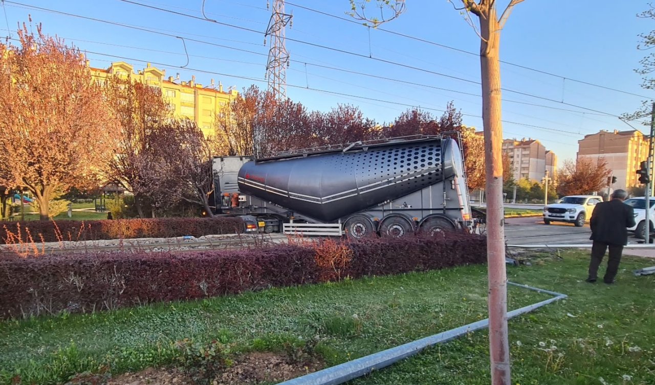 Konya’da tanker tramvay yoluna girdi, seferler durdu