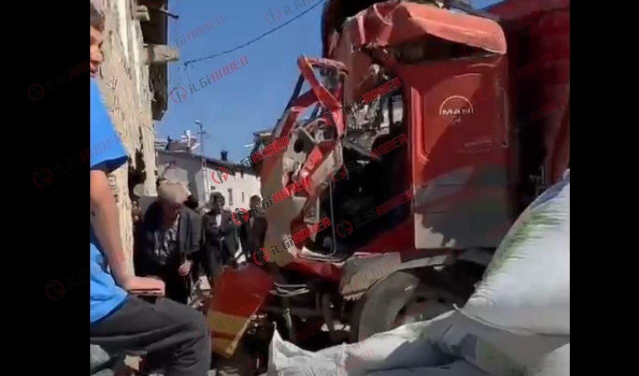 Konya Akkise’de yem yüklü kamyon bir eve çarptı! 3 kişi yaralandı 