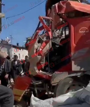 Konya Akkise’de yem yüklü kamyon bir eve çarptı! 3 kişi yaralandı 