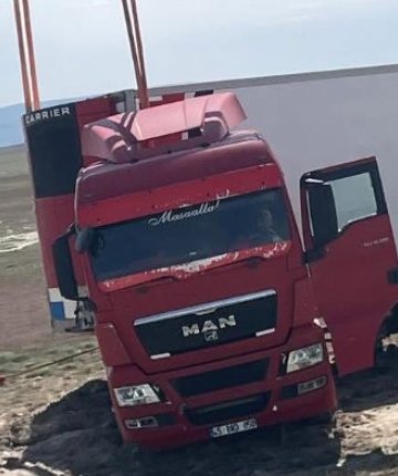 Konya’da makas atan tır şarampole uçtu