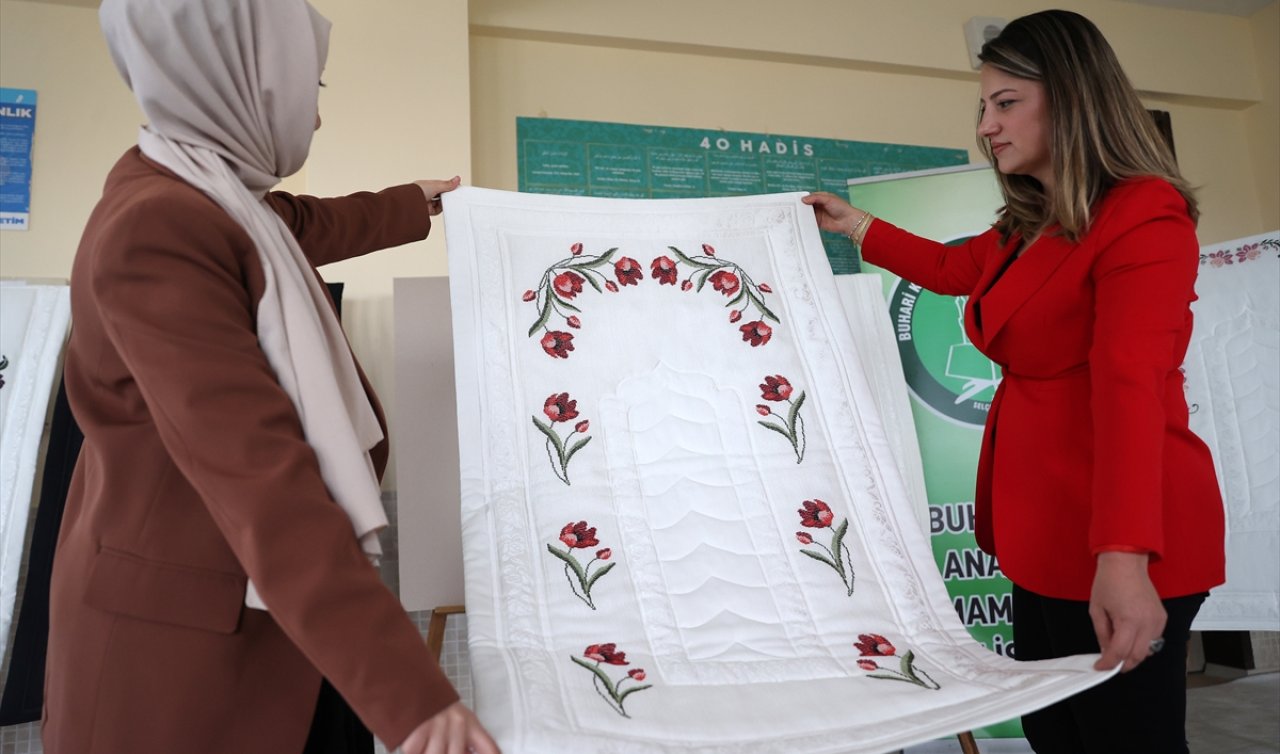 Konya’da el emeği seccadeler Gazze için hazırlanıyor