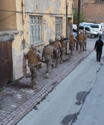 Konya’da tefecilere şafak operasyonu: Ev ve iş yerlerinden servet çıktı 