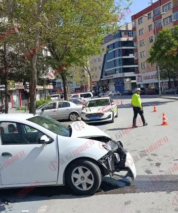 Konya’da kontrolden çıkan araç direğe çarptı: 1 kişi yaralandı