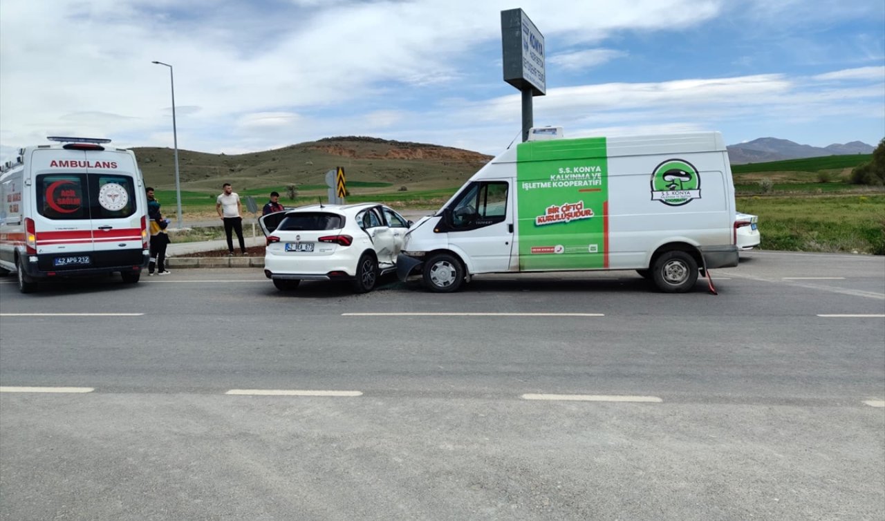 Konya’da minibüs ile otomobil çarpıştı! 4 kişi yaralandı