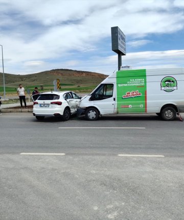 Konya’da minibüs ile otomobil çarpıştı! 4 kişi yaralandı