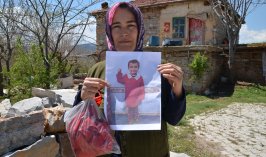 Konya’da 10 yıllık acı: Anne oğlunun kıyafetini koklayarak avunuyor
