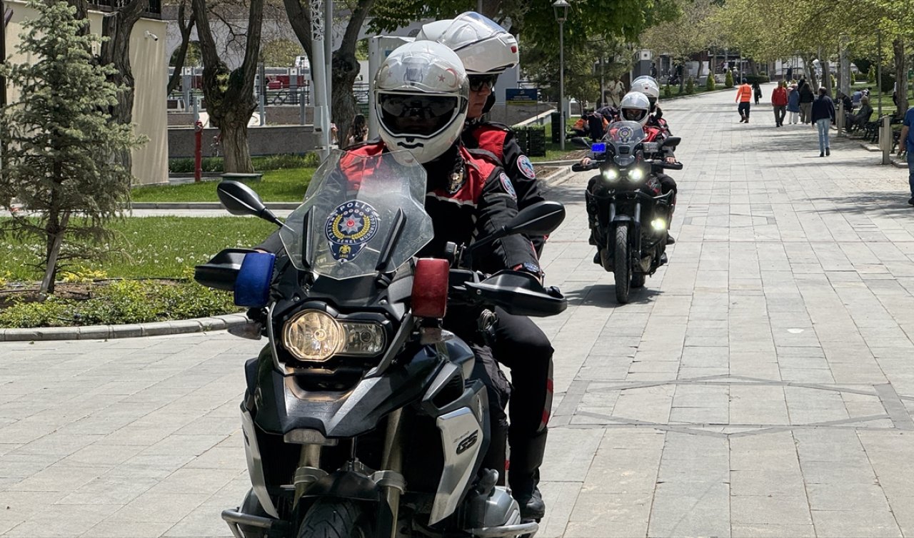 Konya’da araçta korku dolu anlar: Boğazına erik kaçan sürücüyü polis kurtardı