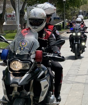 Konya’da araçta korku dolu anlar: Boğazına erik kaçan sürücüyü polis kurtardı