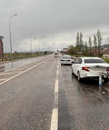 Konya’da iki otomobil çarpıştı! 3 kişi yaralandı