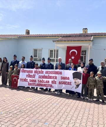 Konya’da ilk mektuplarını Mehmetçiğe yazan öğrencilere askerlerden cevap geldi