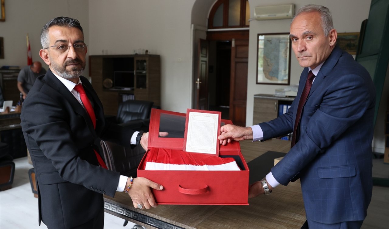 Çanakkale’den getirilen şehitlik bayrağı tarihi Konya Lisesi’ne teslim edildi