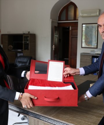 Çanakkale’den getirilen şehitlik bayrağı tarihi Konya Lisesi’ne teslim edildi