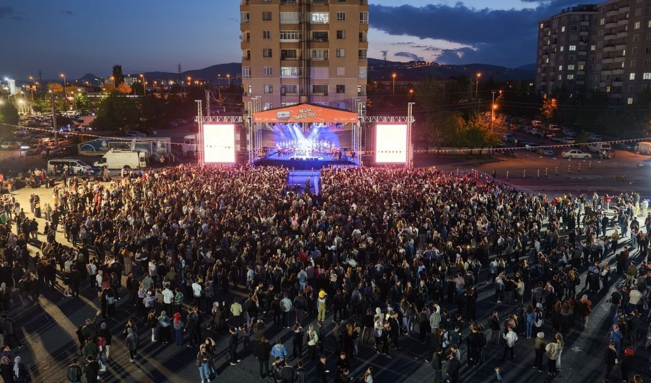 Selçuklu’da nostalji dolu gece! 90’lar Türkçe Pop Konseri büyük ilgi gördü