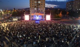Selçuklu’da nostalji dolu gece! 90’lar Türkçe Pop Konseri büyük ilgi gördü