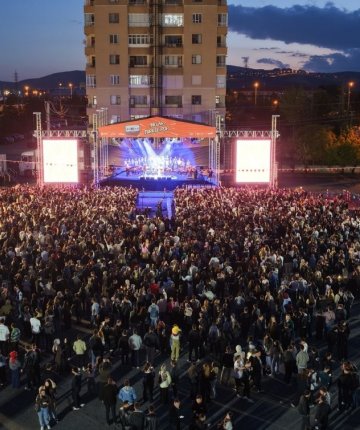 Selçuklu’da nostalji dolu gece! 90’lar Türkçe Pop Konseri büyük ilgi gördü