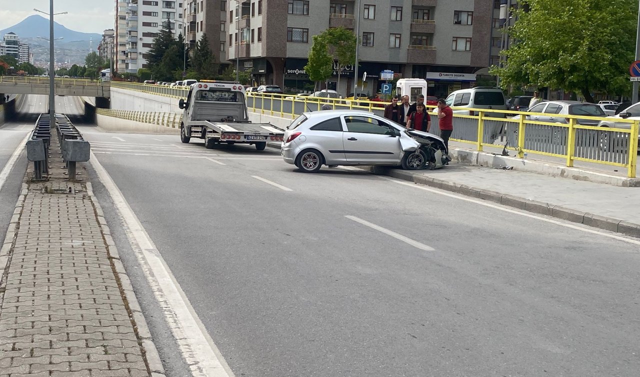 Konya’da kontrolden çıkan otomobil refüje çıktı