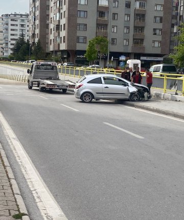 Konya’da kontrolden çıkan otomobil refüje çıktı