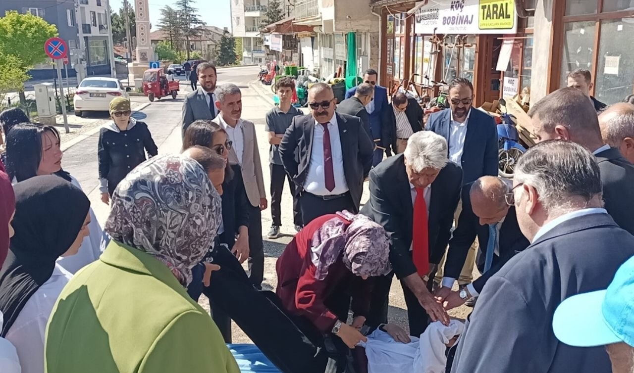 Konya’da dikkat çeken anlar! Başkan, bayılan öğrenciye müdahale etti