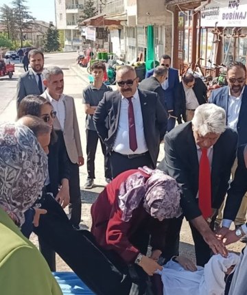 Konya’da dikkat çeken anlar! Başkan, bayılan öğrenciye müdahale etti